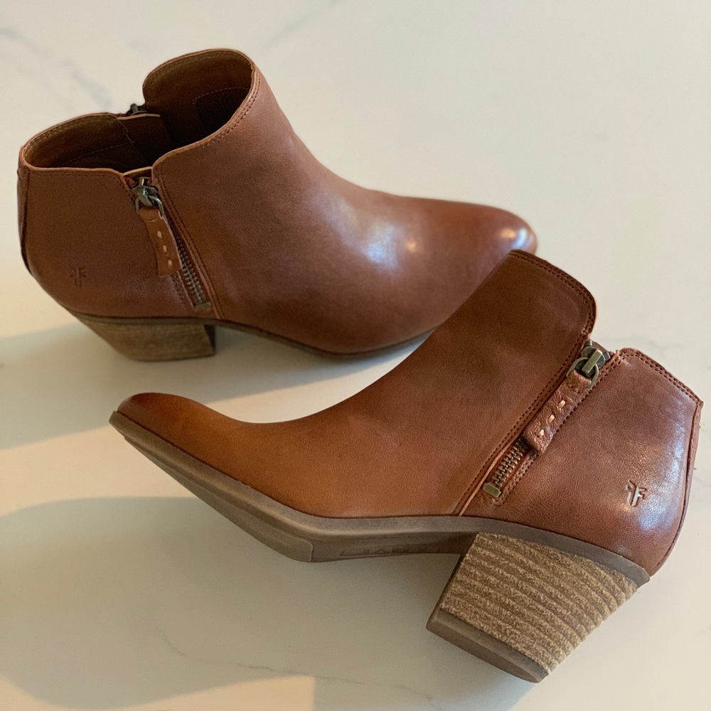 NWOT Frye Leather Judy Zip Up Booties